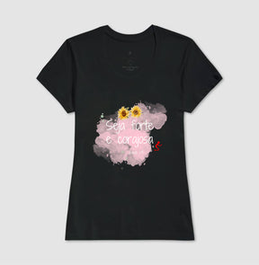 Camiseta Cristã Feminina Forte & Corajosa – Estampa Bíblica | Semeador Store